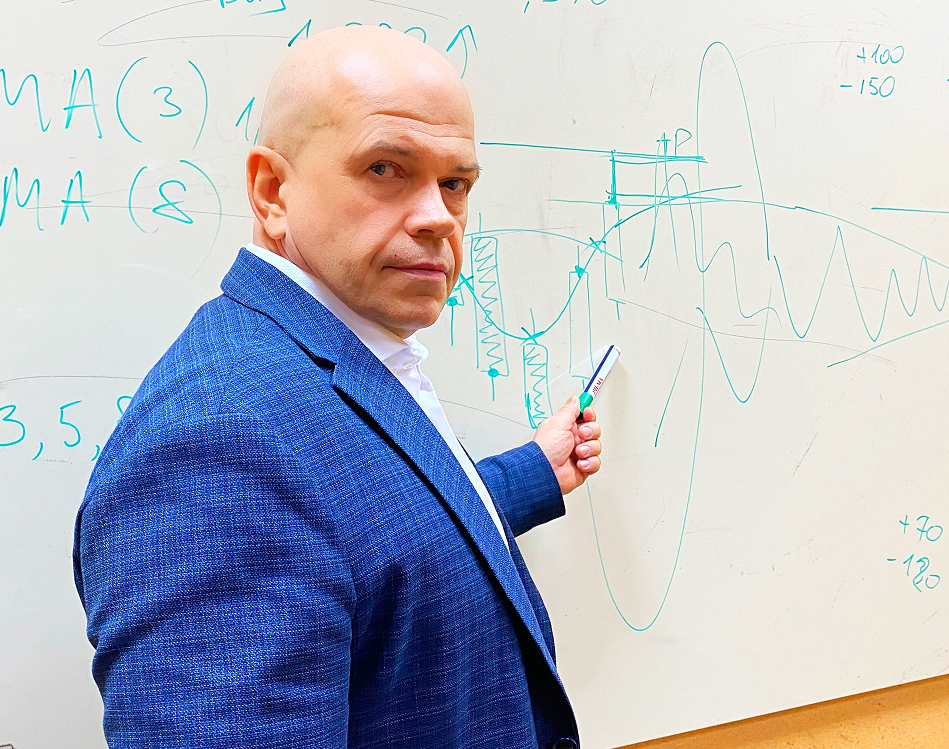 Сергій Остапчук біля навчальної дошки